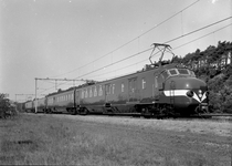 150951 Afbeelding van het electrische treinstel nr. 763 (plan P, mat. 1954, hondekop) van de N.S. met nieuwe ...